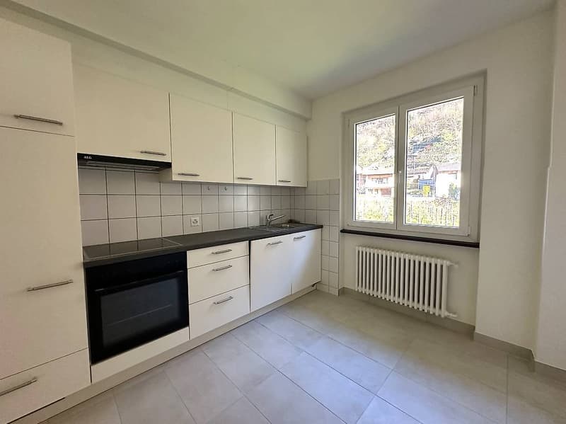 GIORNICO: Strategic and Sunny Apartment in Quiet Location (2)