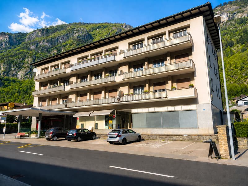 BODIO: SPAZIO COMMERCIALE LUMINOSO CON AMPIE VETRINE (6)