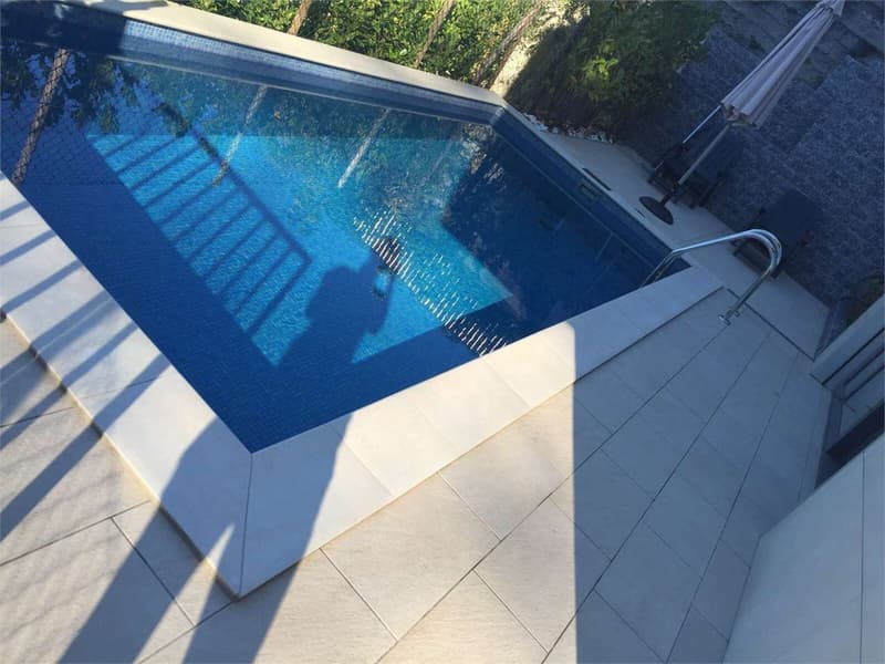 Moderna villa con piscina (3)
