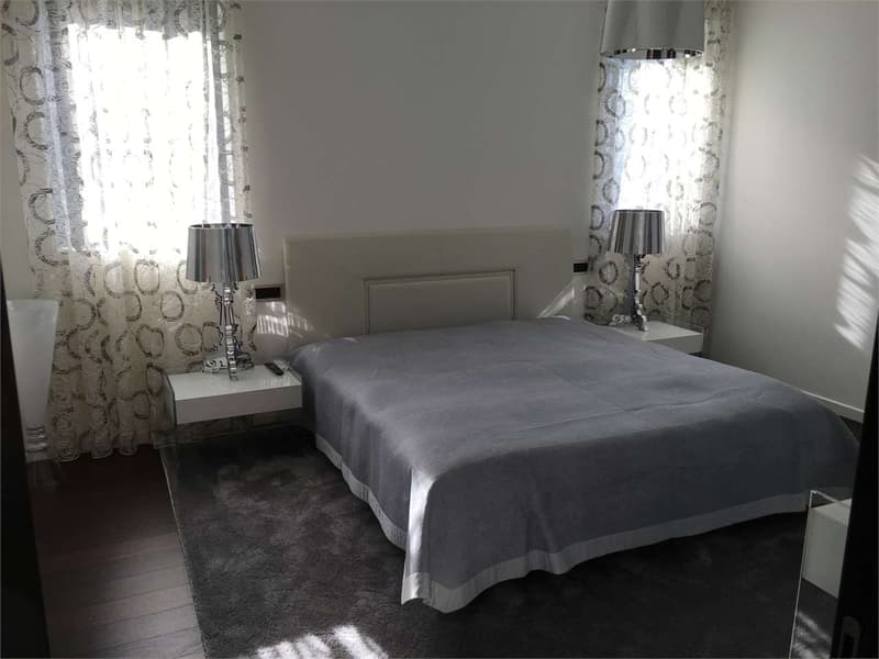 Moderna villa con piscina (13)