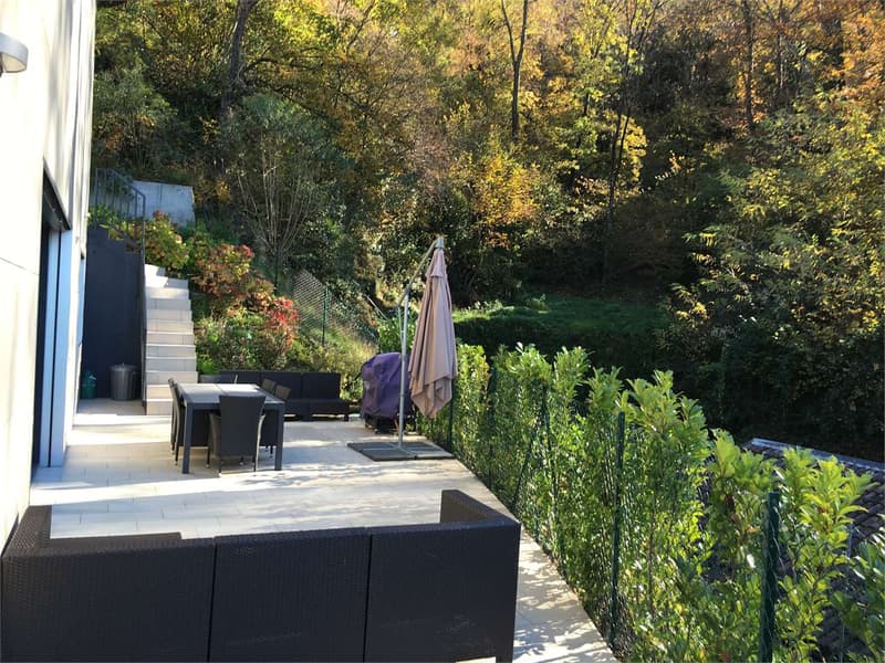Moderna villa con piscina (5)