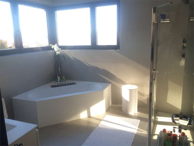 Moderna villa con piscina (8)