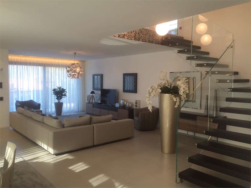 Moderna villa con piscina (11)