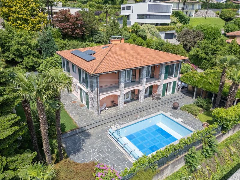 Villa rinnovata in stile mediterraneo con piscina (2)