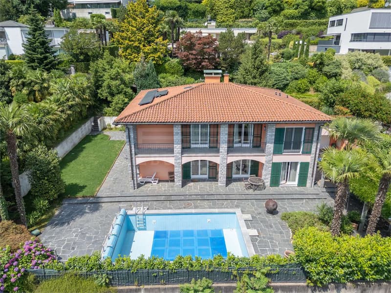 Villa rinnovata in stile mediterraneo con piscina (1)