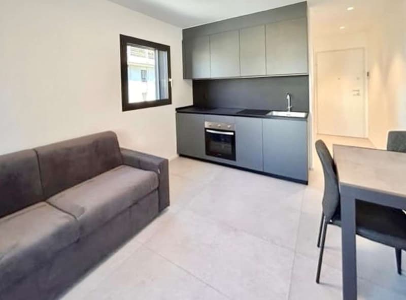 Elegant furnished studio apartment two steps from the station (2)