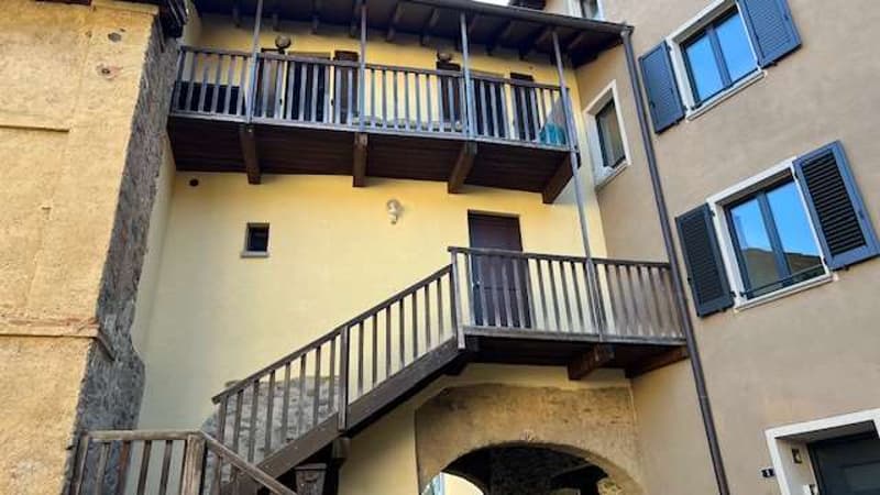 Elegantes Tessiner Haus in historischem Hof (3)
