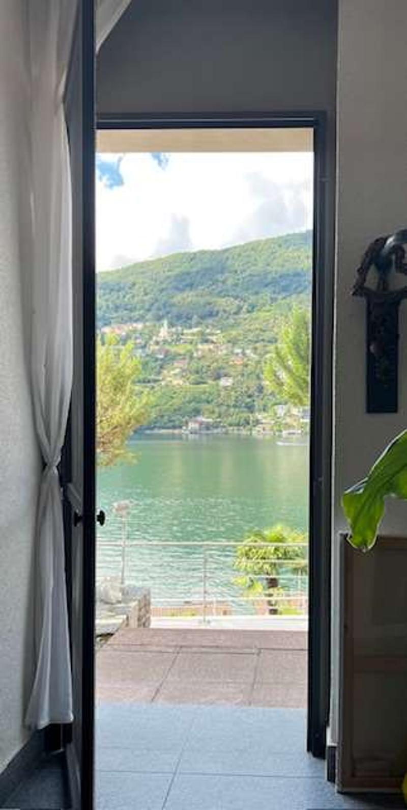 Villa moderna con piscina vista lago mozzafiato (2)