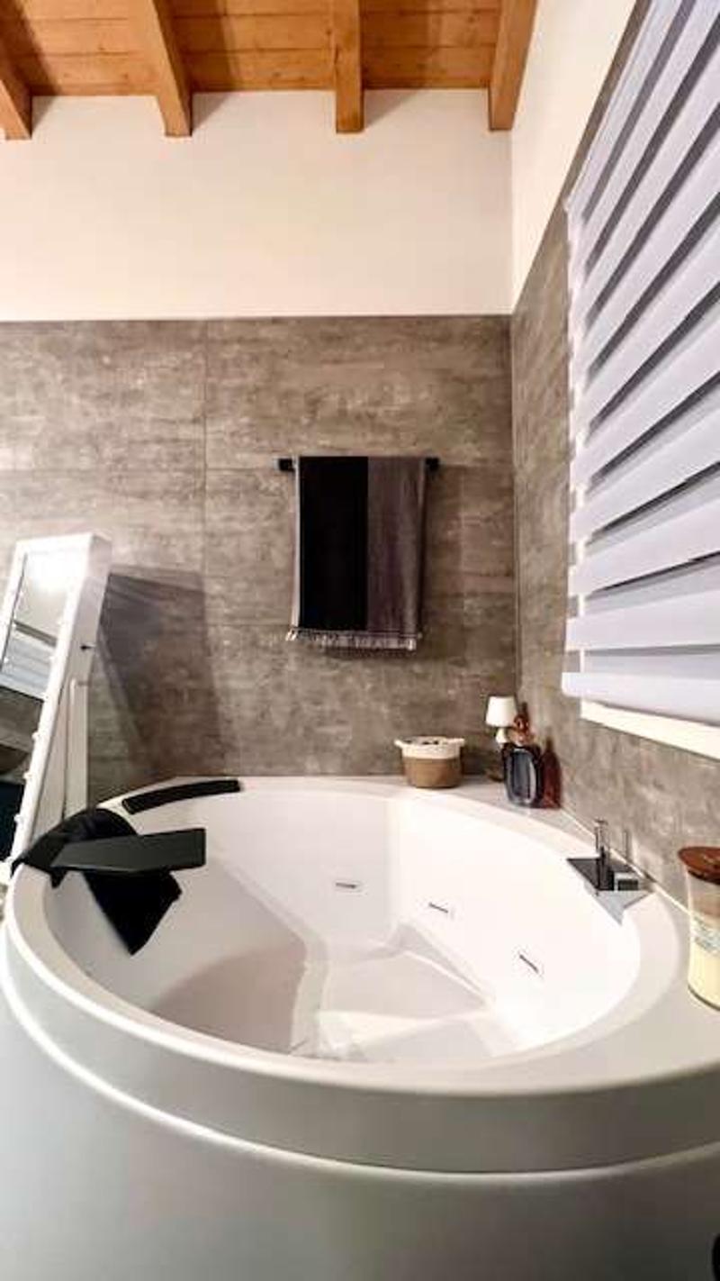 Appartamento mansardato con terrazza e vista aperta (13)