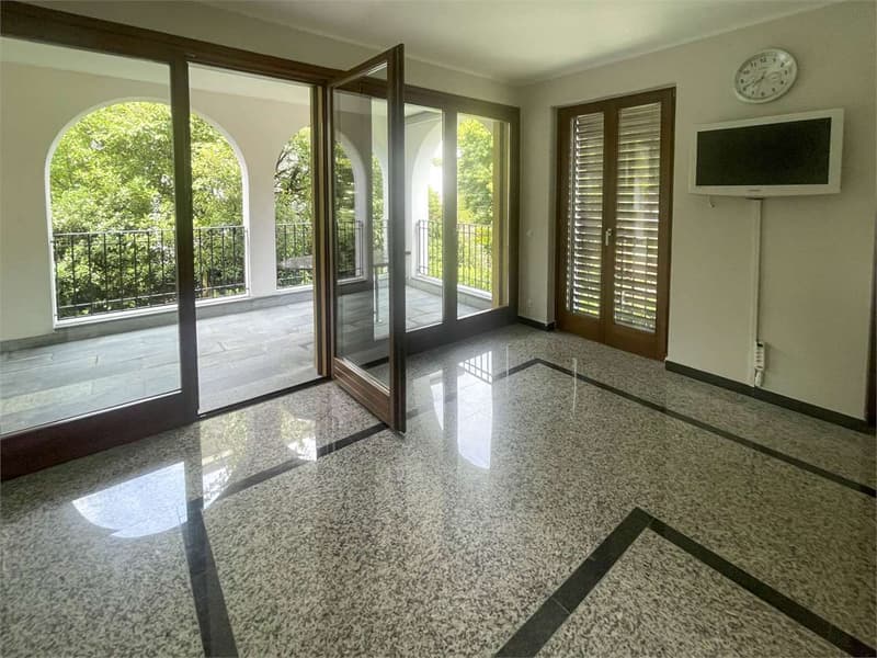 Apartment with terrace in a charming villa (4)