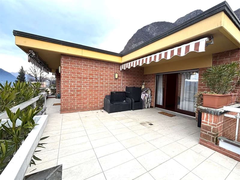 Spacious penthouse with 4.5 rooms and lake view (11)