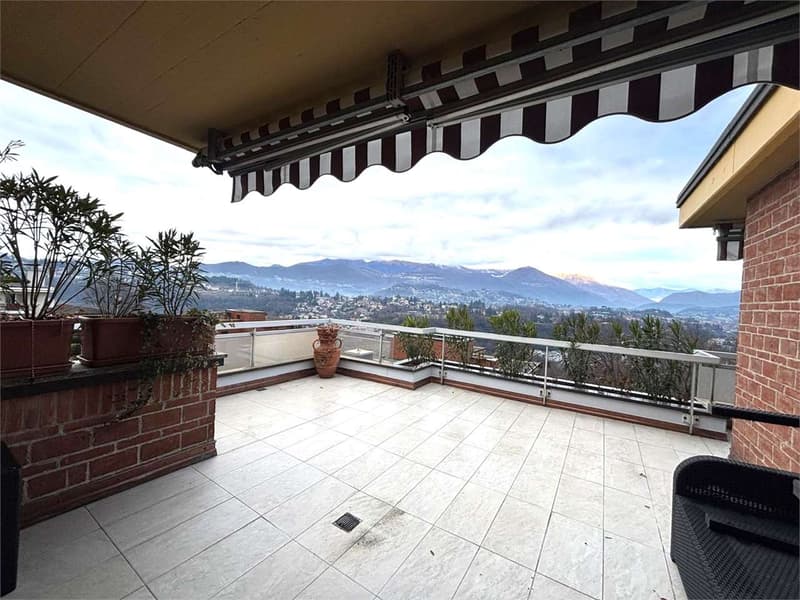 Spacious penthouse with 4.5 rooms and lake view (12)