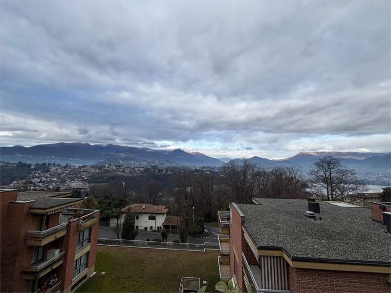 Spacious penthouse with 4.5 rooms and lake view (2)