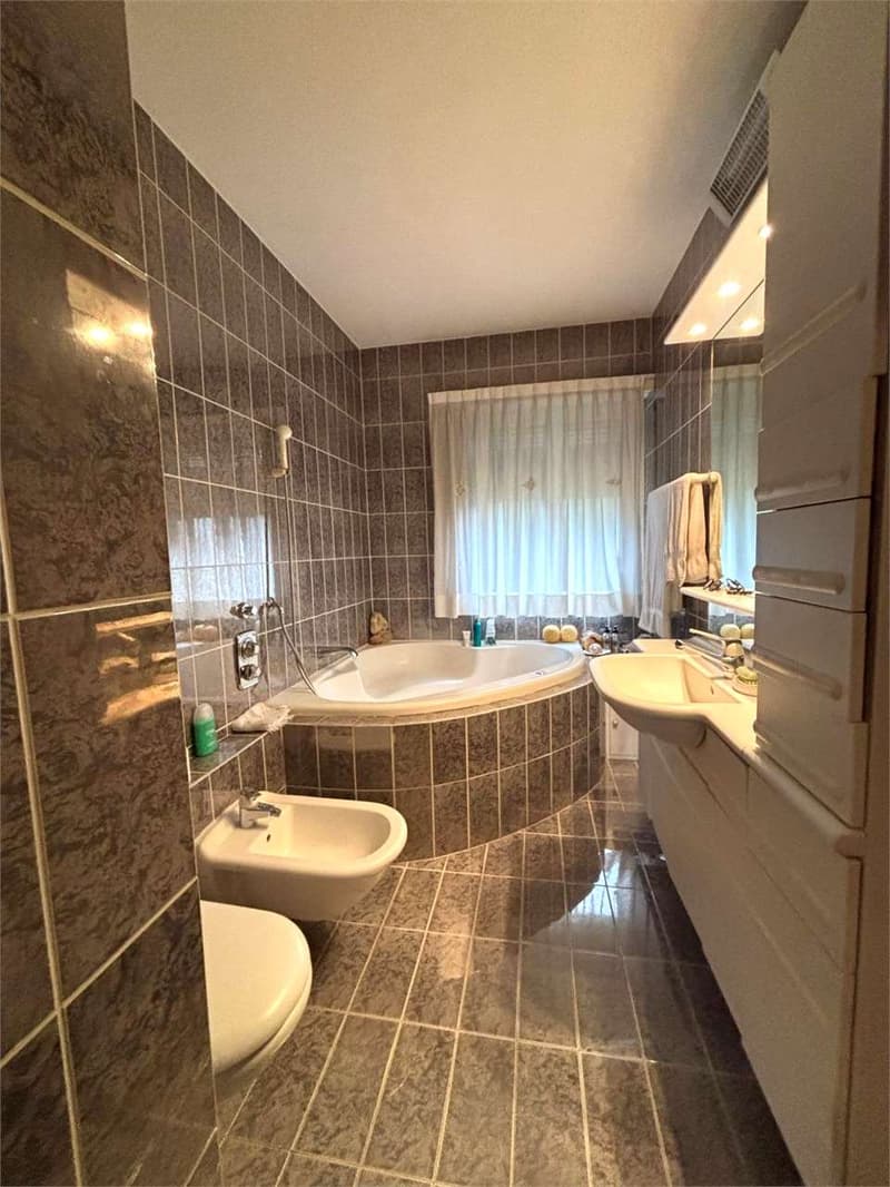 Spacious penthouse with 4.5 rooms and lake view (9)