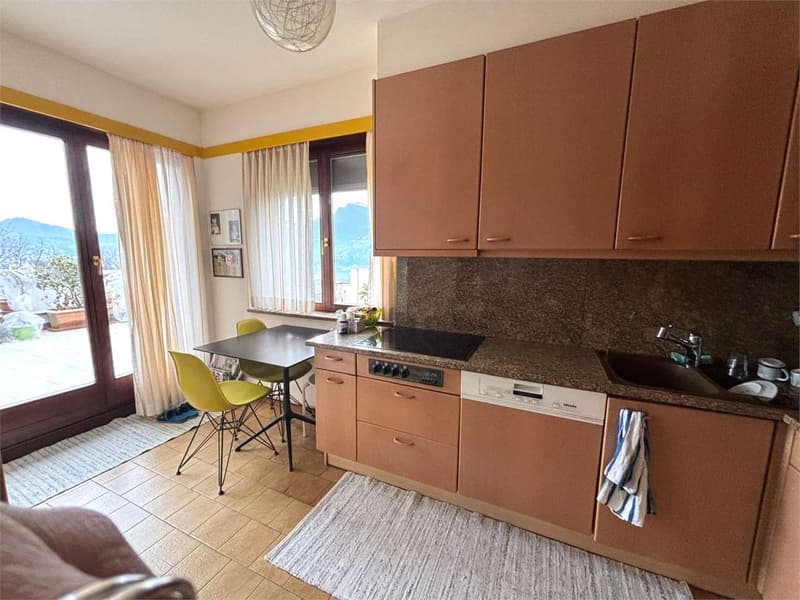 Spacious penthouse with 4.5 rooms and lake view (4)