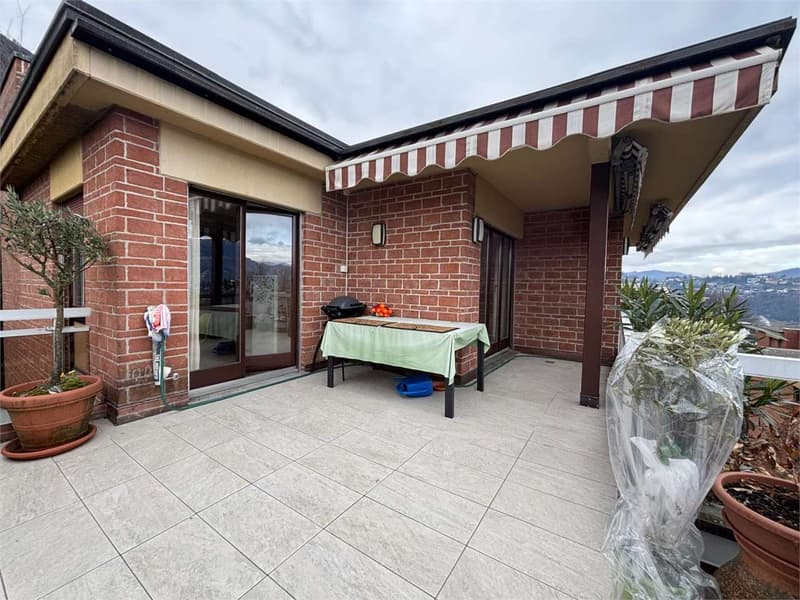 Spacious penthouse with 4.5 rooms and lake view (1)