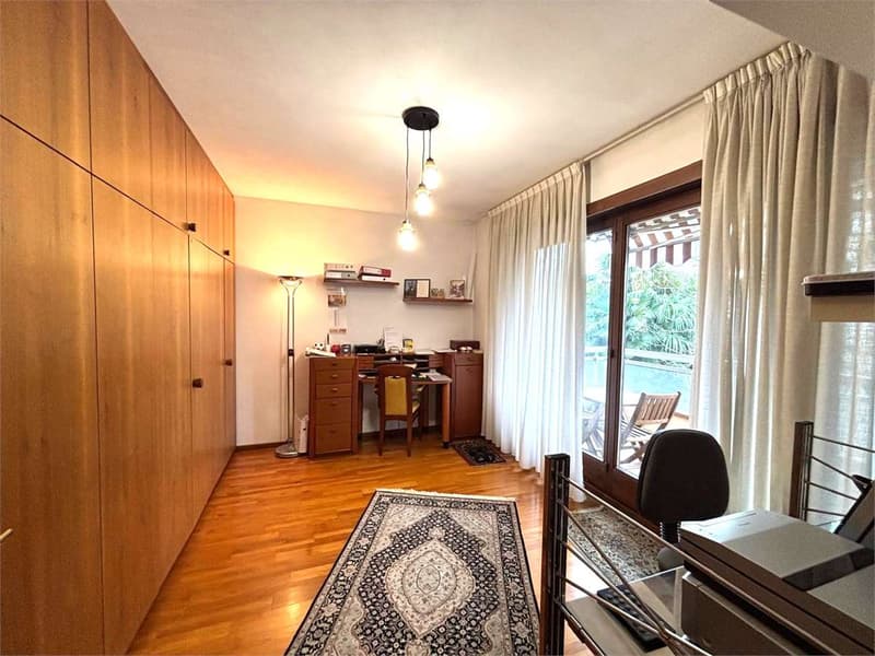 Spacious penthouse with 4.5 rooms and lake view (8)