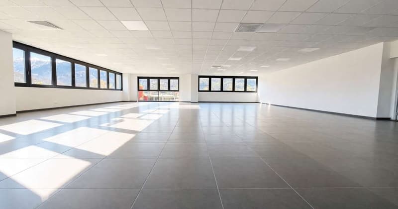 Commercial space with large windows in strategic location (4)