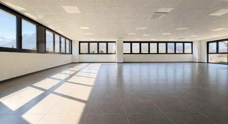 Commercial space with large windows in strategic location (6)
