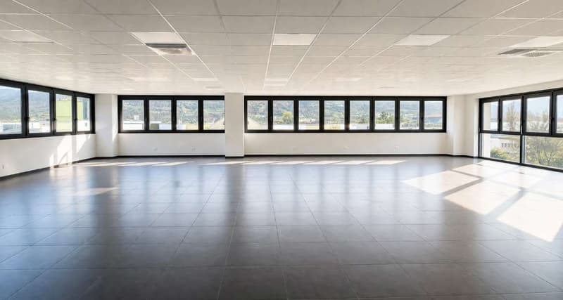 Commercial space with large windows in strategic location (2)