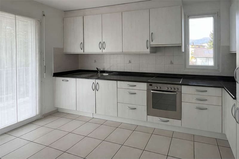 CONFORTEVOLE E AMPIO APPARTAMENTO CON TERRAZZO E VISTA (5)
