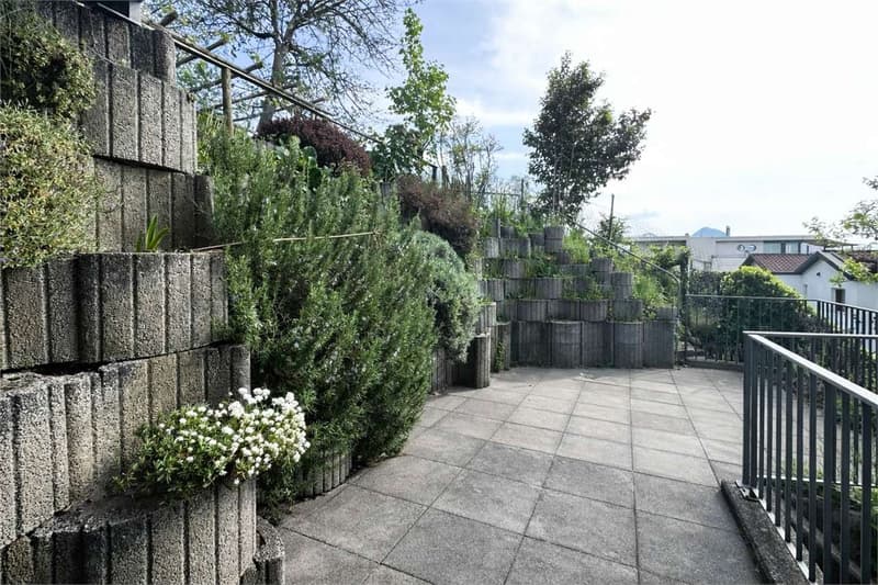 CONFORTEVOLE E AMPIO APPARTAMENTO CON TERRAZZO E VISTA (12)