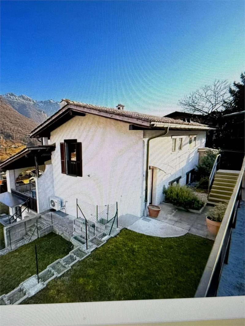 Villa mit zwei Wohneinheiten, umgeben von Grün mit Panoramablick (3)