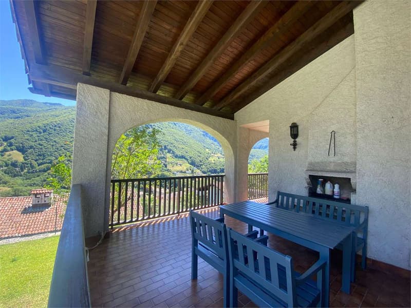 Villa mit zwei Wohneinheiten, umgeben von Grün mit Panoramablick (9)