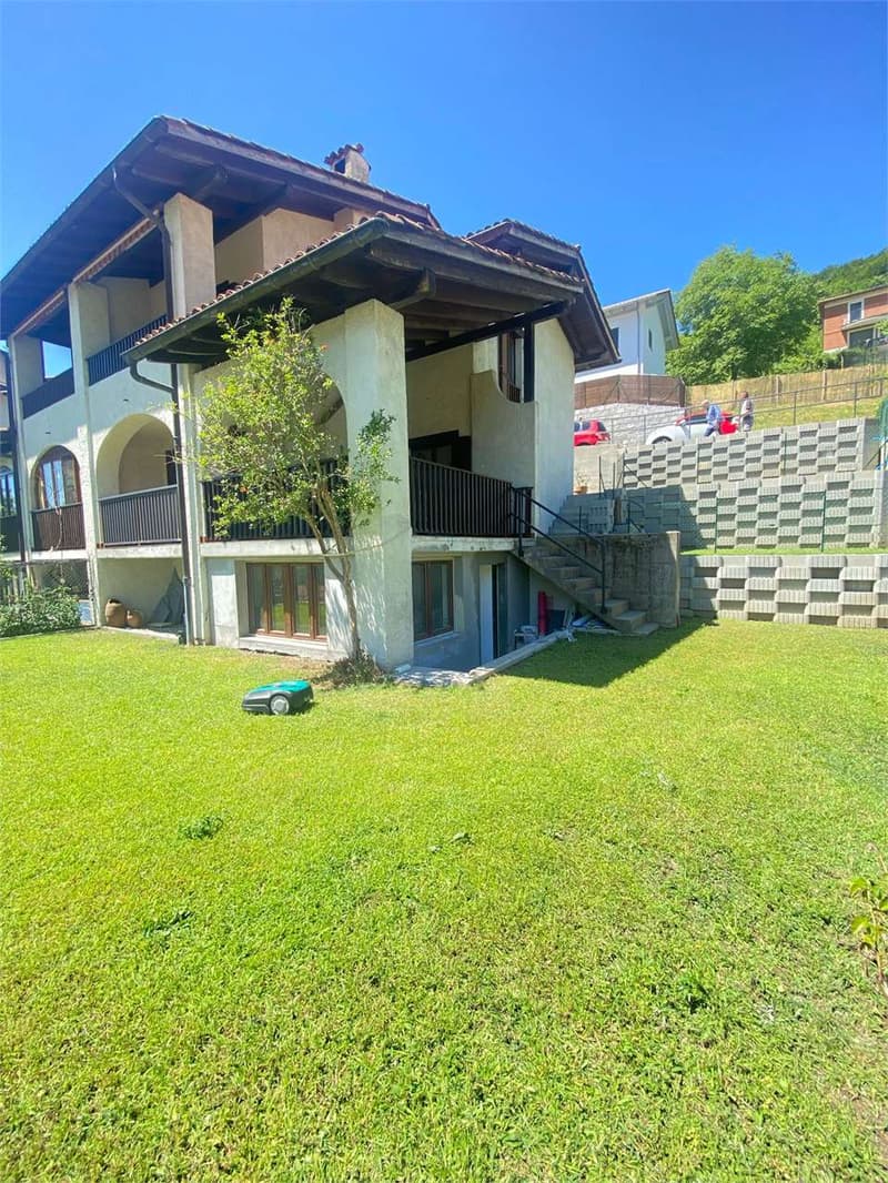 Villa mit zwei Wohneinheiten, umgeben von Grün mit Panoramablick (2)