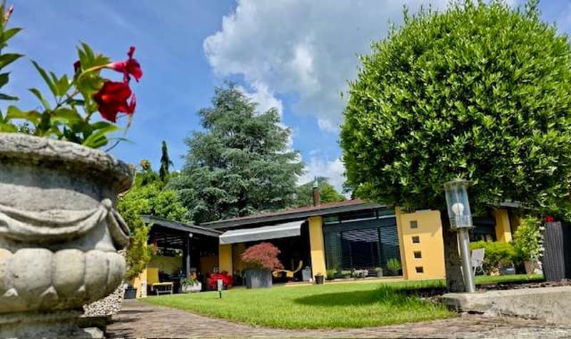 Exklusive Villa mit Pool und Garten im Herzen von Pura (12)