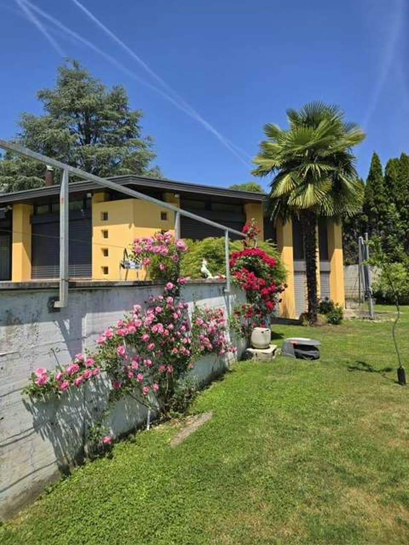 Exklusive Villa mit Pool und Garten im Herzen von Pura (13)