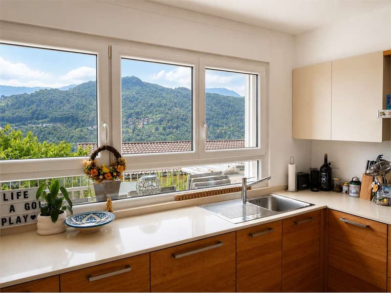 Luminoso e ampio appartamento di 4.5 locali con vista aperta (8)