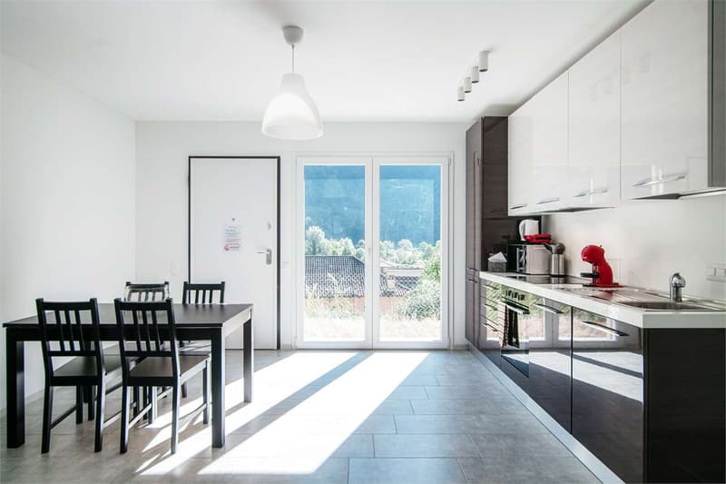 Nuovo appartamento con giardino e splendida vista sulle montagne (1)