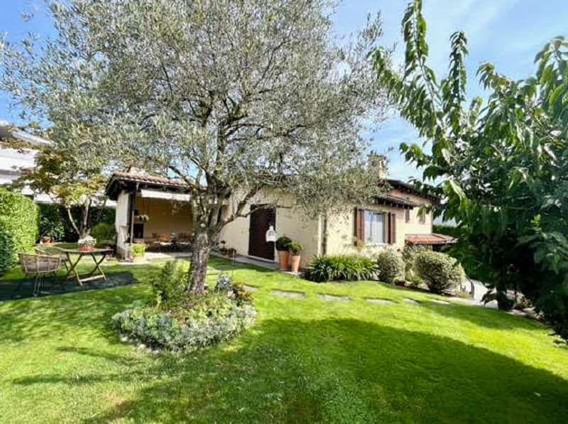Elegante villa con giardino privato nel cuore di Collina d'Oro (2)