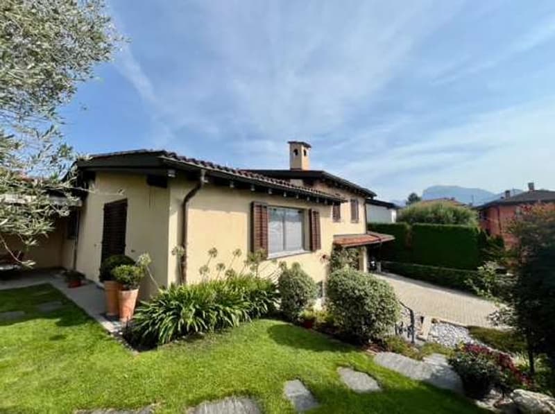 Elegante villa con giardino privato nel cuore di Collina d'Oro (1)