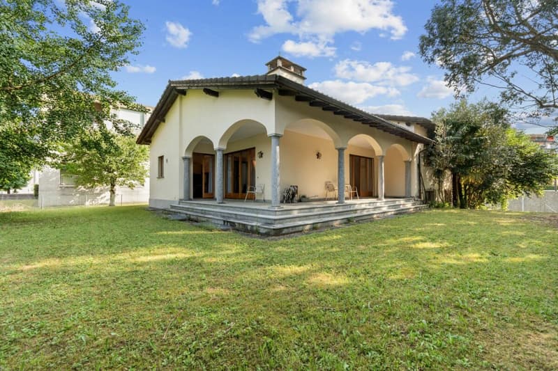 Villa indipendente con ampio parco privato di 627 m2 (1)
