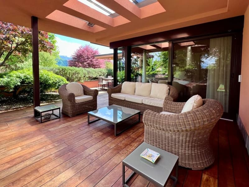 Elegante Villa di Prestigio Immersa nel Verde a Due Passi dalla TASIS (2)