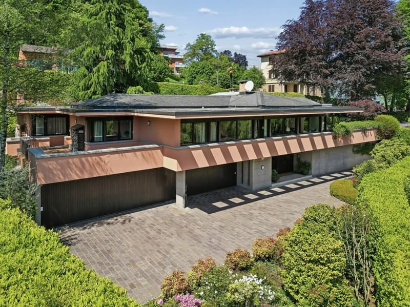 Elegantes Prestige-Anwesen im Grünen, nur zwei Schritte von der TASIS entfernt (2)