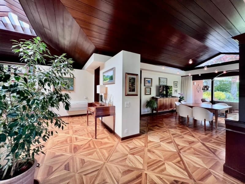 Elegante Villa di Prestigio Immersa nel Verde a Due Passi dalla TASIS (8)