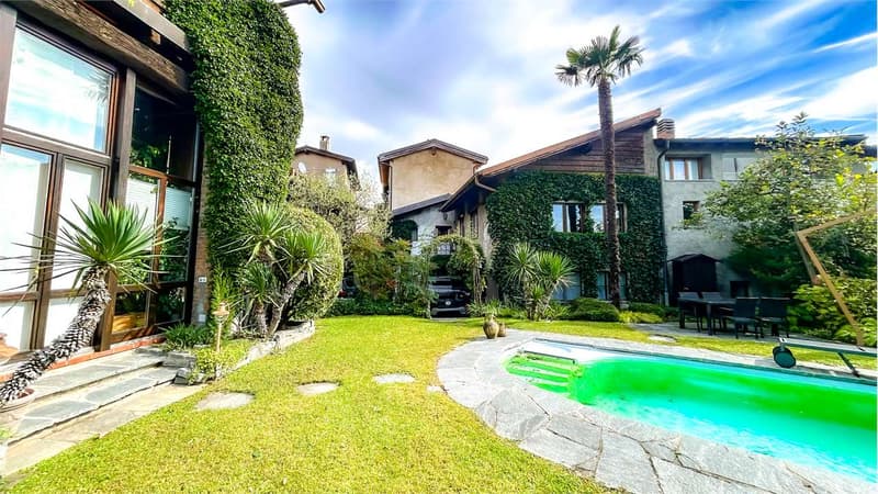 MAISON CARACTÉRISTIQUE AVEC PISCINE ET JARDIN (2)