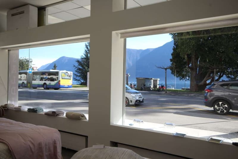 Lugano city center: shop with lakefront windows (1)