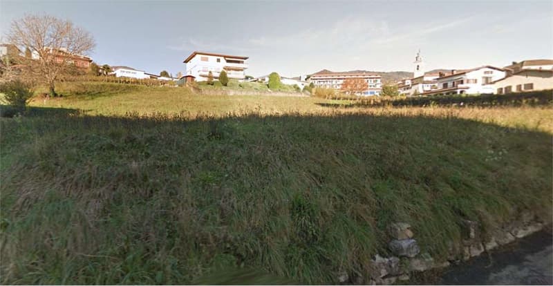 BALENA: TERRAIN CONSTRUCTIBLE AU CENTRE DU VILLAGE (1)