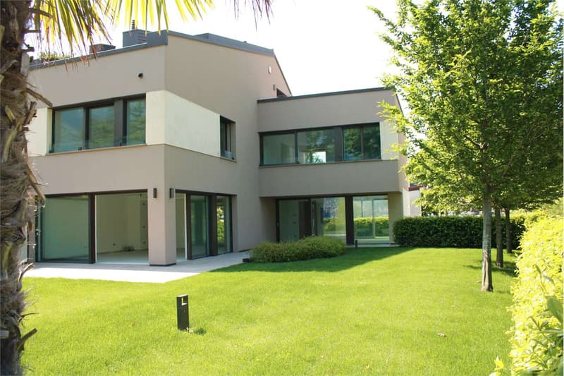 RIVA S. VITALE: PRÄCHTIGE VILLA AM SEE MIT SCHWIMMBAD (1)