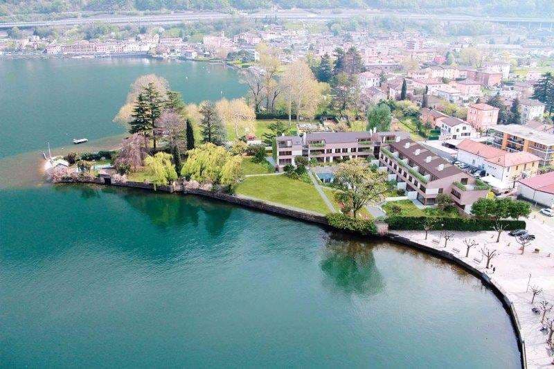 RIVA S. VITALE: PRÄCHTIGE VILLA AM SEE MIT SCHWIMMBAD (3)