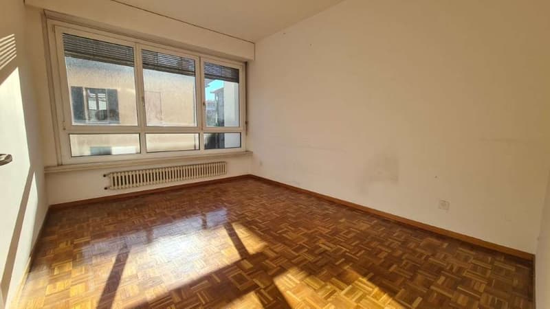 LUGANO: BRIGHT 4.5 ROOM APARTMENT IN THE CITY CENTER TO RENOVATE (9)