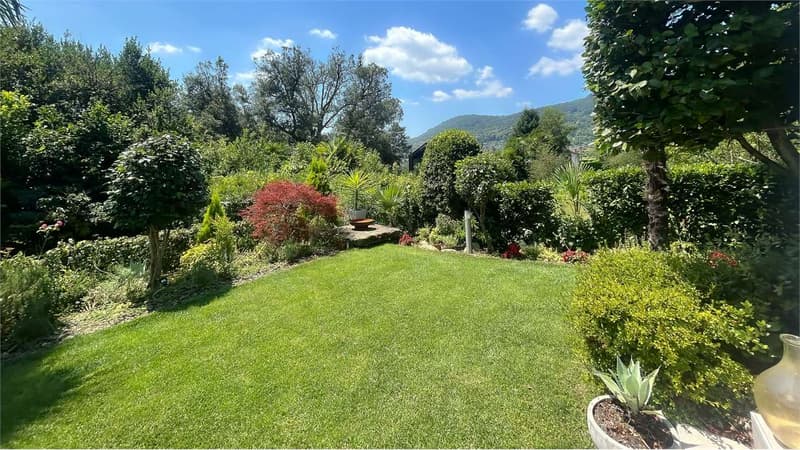 ELEGANTE CASA CON GIARDINO E VISTA SUL VERDE (3)