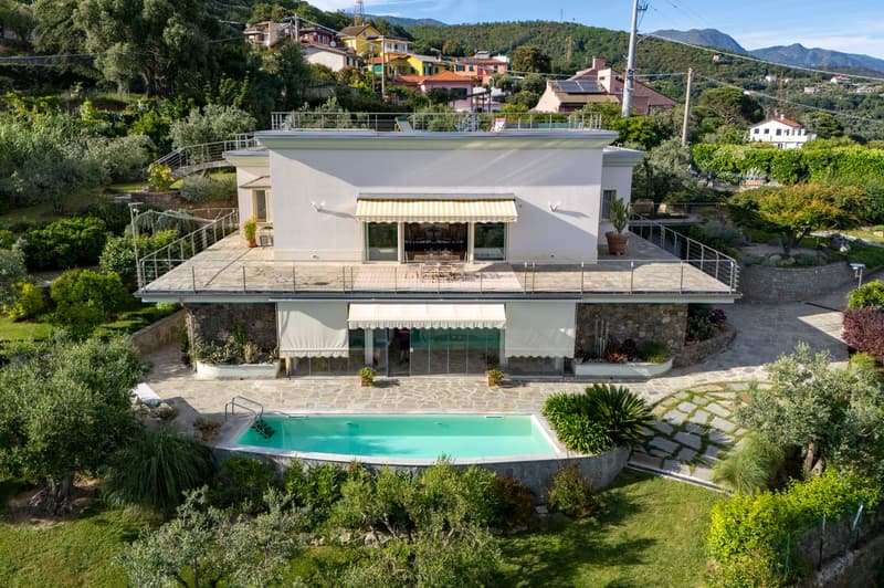 Modern house with 3 floors, swimming pool, terrace, garden, mountain view