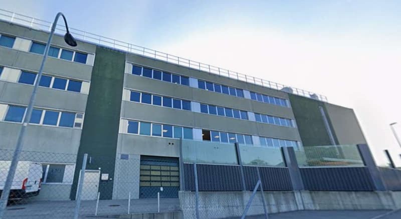 MENDRISIO: CAPANNONE 822 MQ CON 15 POSTEGGI (1)