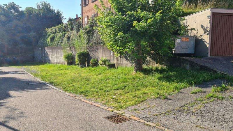 NOVAZZANO: Großes Gebäude mit ehemaligem Restaurant, 4.5 Zi. und 30 Parkplätzen (4)