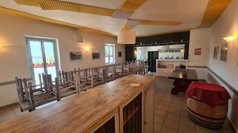 NOVAZZANO: Großes Gebäude mit ehemaligem Restaurant, 4.5 Zi. und 30 Parkplätzen (6)